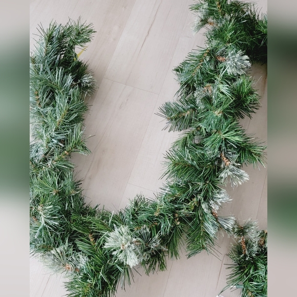 9ft Christmas pre lit mixed artificial green garland - Picture 2 of 4